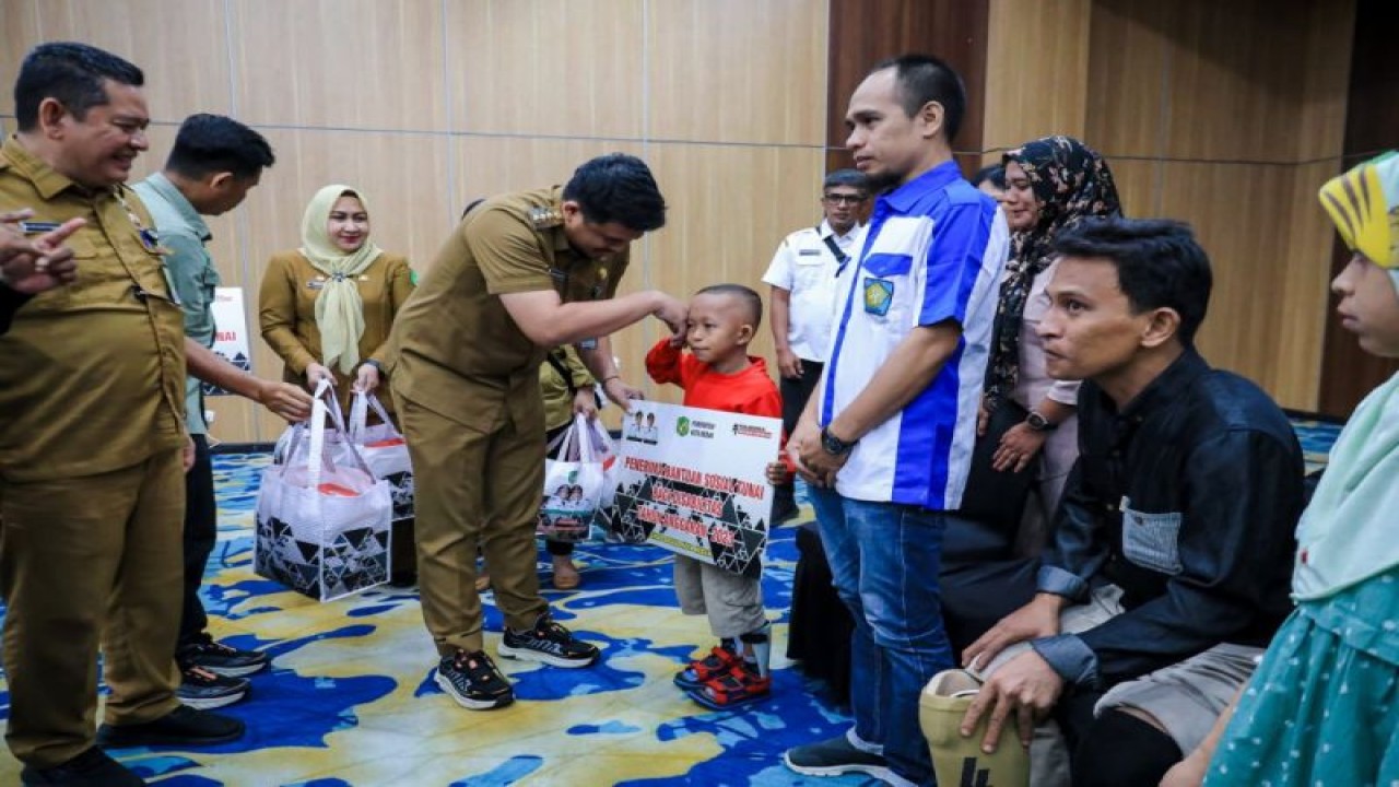 Wali Kota Medan Bobby Nasution menyerahkan bansos bagi disabilitas tahun anggaran 2023 secara simbolis dalam peringatan Hari Disabilitas Internasional tingkat Kota Medan 2023 di Medan, Selasa (28/11/2023). ANTARA/HO-Diskominfo Kota Medan