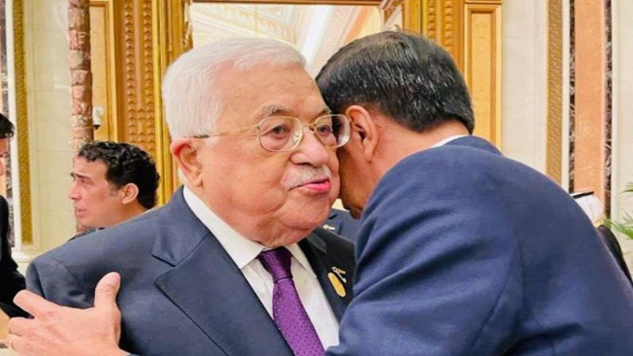 Presiden RI Joko Widodo (Jokowi) merangkul Presiden Palestina Mahmoud Abbas seraya menyampaikan keprihatinan yang mendalam atas peristiwa yang terjadi di Palestina. Jokowi bertemu dengan Presiden Abbas di sela-sela KTT Luar Biasa Organisasi Kerja Sama Islam (OKI) di Riyadh, Arab Saudi, Sabtu (11/11/2023) waktu setempat. (ANTARA/HO-Biro Pers Sekretariat Presiden)