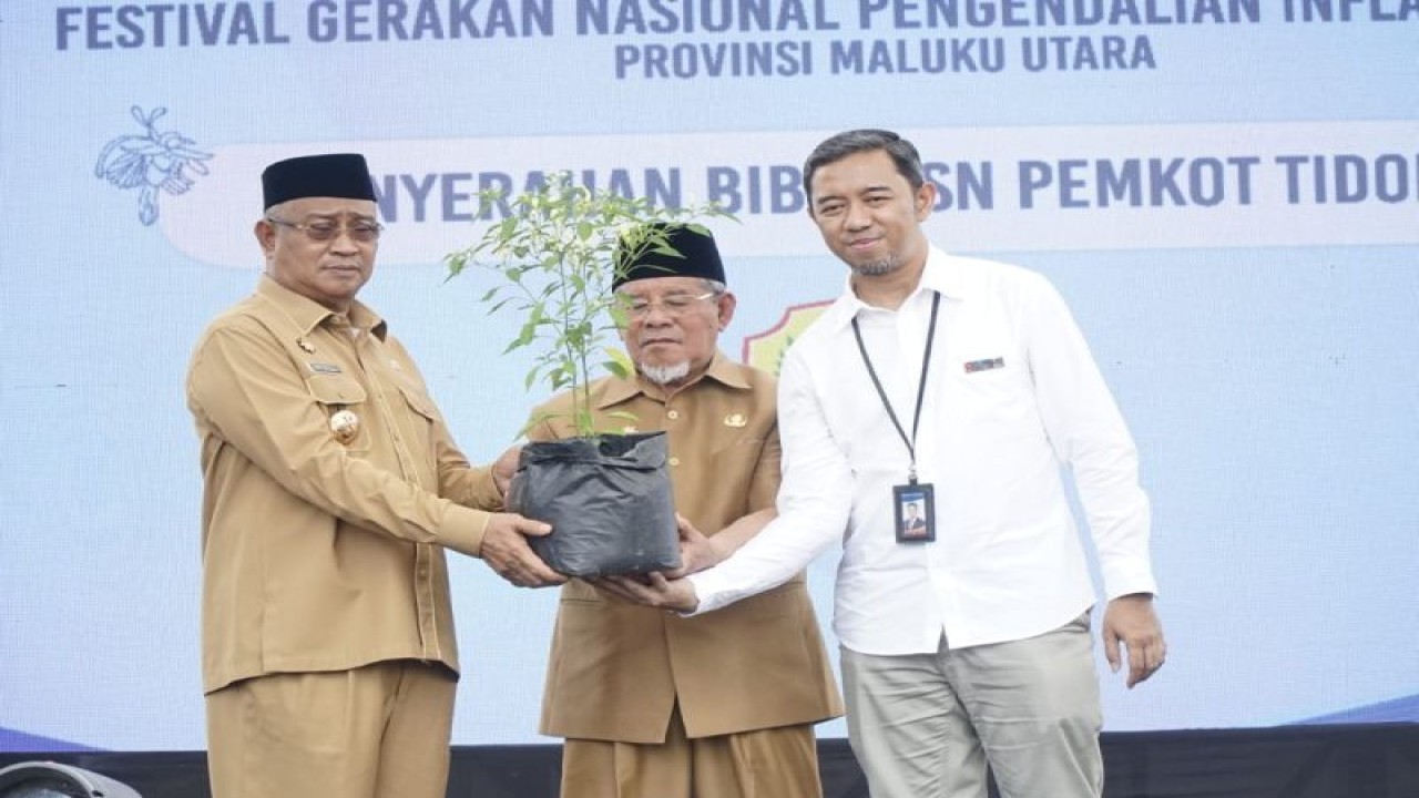 Gubernur Malut, Abdul Gani Kasuba membagikan bibit cabai untuk ditanami di pekarangan warga. ANTARA/Abdul Fatah.