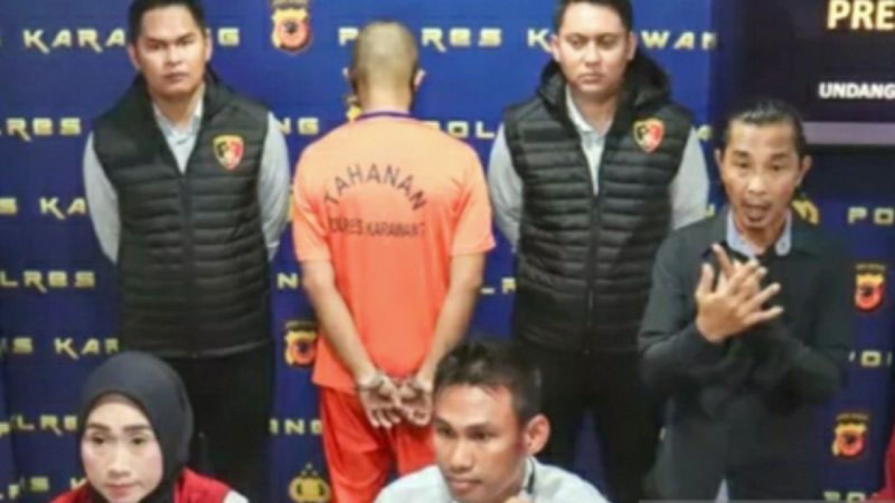 Kasatreskrim Polres Karawang, AKP Abdul Jalil (tengah) saat ekspos pengungkapan kasus di Mapolres Karawang. (ANTARA/Ali Khumaini)