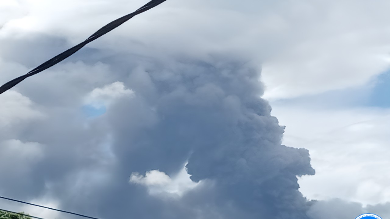Tangkapan layar - CCTV yang memperlihatkan erupsi abu vulkanik setinggi 1.200 meter yang keluar dari kawah Gunung Dukono di Pulau Halmahera, Maluku Utara, Kamis (16/11/2023). ANTARA/HO-PVMBG.