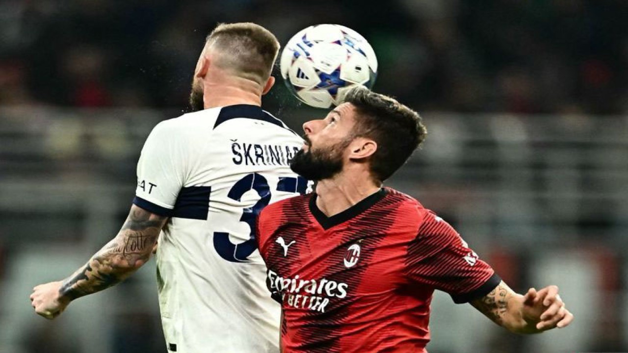 Penyerang AC Milan Olivier Giroud (kanan) berduel memperebutkan bola melawan bek PSG Milan Skriniar pada pertandingan Liga Champions Grup F yang dimainkan di Stadion San Siro, Milan, Selasa (7/11/2023). (ANTARA/AFP/GABRIEL BOUYS)