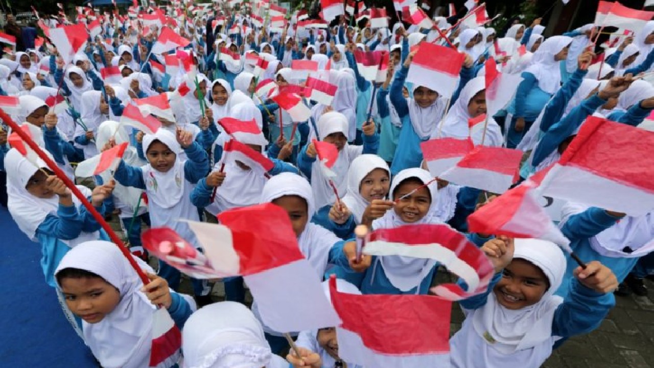 Ilustrasi - Pelajar di Banda Aceh mengibarkan bendera merah putih pada pencanangan sekolah ramah anak di Banda Aceh, Aceh. (ANTARA FOTO/Irwansyah Putra)
