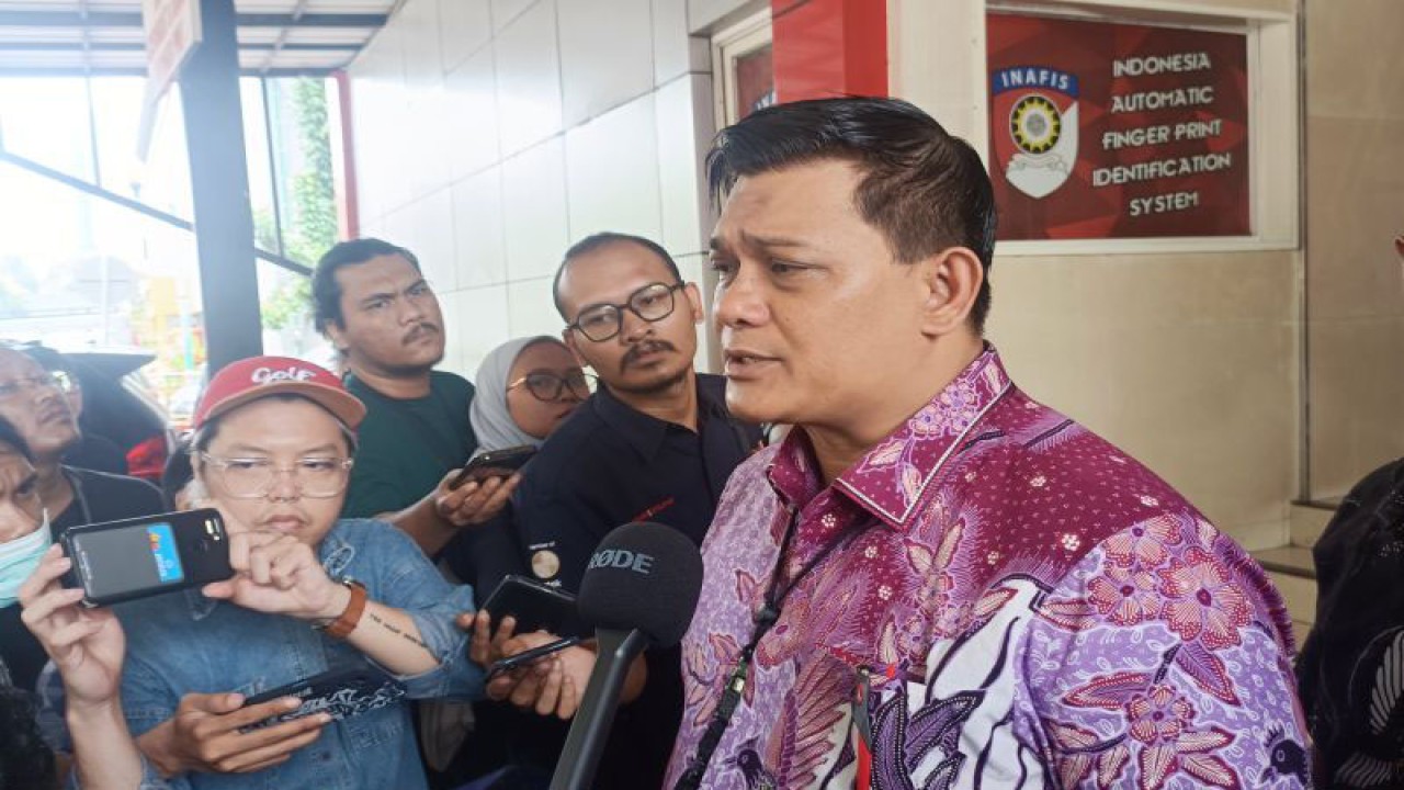 Dirreskrimsus Polda Metro Jaya Kombes Pol Ade Safri Simanjuntak saat ditemui di Polda Metro Jaya, Jumat (3/11/2023). ANTARA/Ilham Kausar