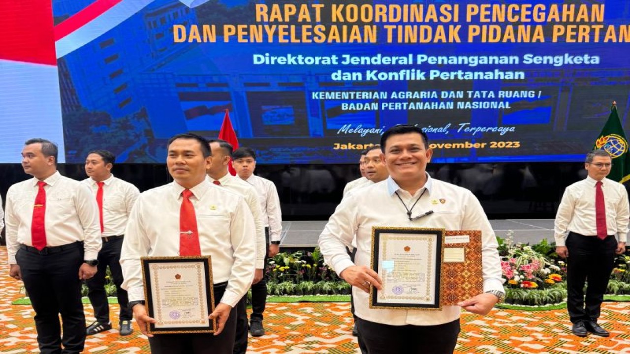 Dirreskrimum Polda Metro Jaya Kombes Polisi Ade Safri Simanjuntak (kanan depan) saat menerima penghargaan pada rapat koordinasi pencegahan dan penyelesaian tindak pidana pertanahan tahun 2023, di Jakarta, Rabu (8/11/2023). ANTARA/HO-Dirreskrimsus Polda Metro Jaya