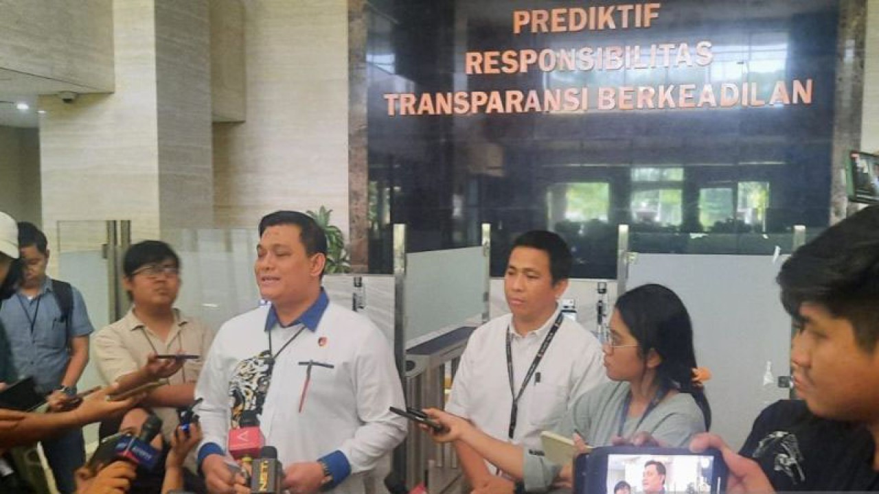 Direktur Reserse Kriminan Khusus (Dirreskrimsus) Polda Metro Jaya Kombes Pol Ade Safri Simanjuntak memberikan keterangan kepada wartawan usai pemeriksaan Firli Bahuri di Mabes Polri, Jakarta, Kamis (16/11/2023). (ANTARA/Laily Rahmawaty)