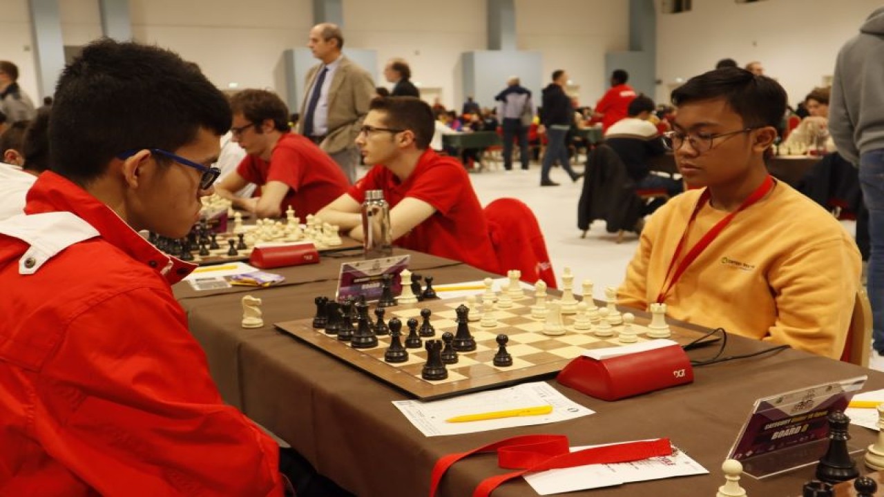 Pecatur Indonesia IM Aditya Bagus Arfan (kuning) menghadapi FM Jayden Wong Zhenyong dari Singapura dalam babak keenam Kejuaraan Dunia Catur Remaja (World Youth Chess Championship) KU18 tahun di Montesilvano, Italia, Sabtu (18/11/2023). ANTARA/HO-PB Percasi/Kristianus Liem