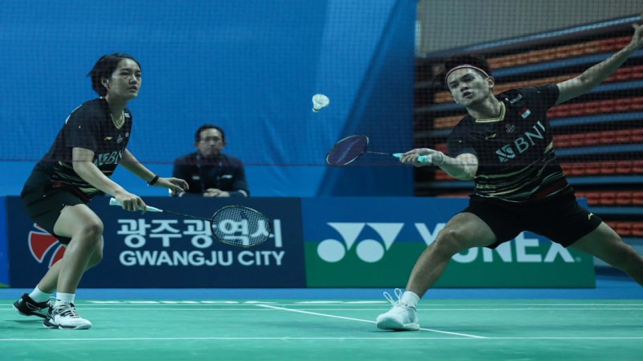 Adnan/Nita koreksi kesalahan untuk lalui babak 32 besar Korea Masters 2023 usai mengalahkan pasangan Chun Wei Zei/Nicole Gonzales Chan (Taiwan) dengan dua gim langsung 21-19, 21-19 di Gwangju, Korea Selatan, Rabu. (ANTARA/HO-PP PBSI)