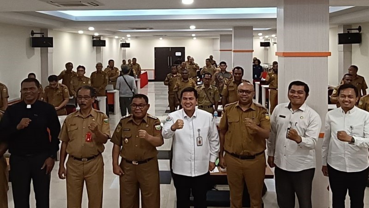 Foto bersama setelah acara pembukaan rapat koordinasi percepatan pengentasan daerah tertinggal di Kabupaten Keerom, Senin (20/11/2023). ANTARA/Ardiles Leloltery