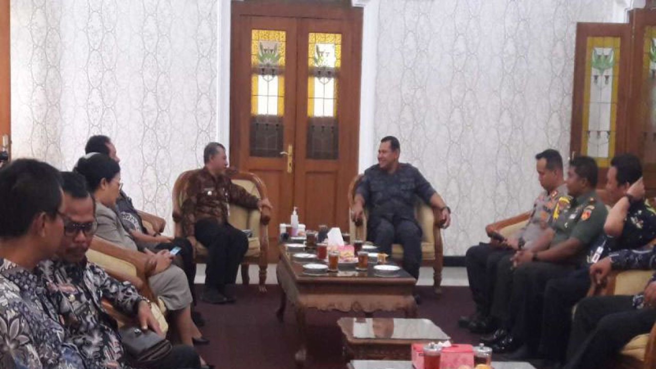 Kepala Badan Nasional Provinsi Jawa Tengah Brigjen Pol. Agus Rohmat bertemu dengan Penjabat Bupati Temanggung Hary Agung Prabowo. ANTARA/Heru Suyitno