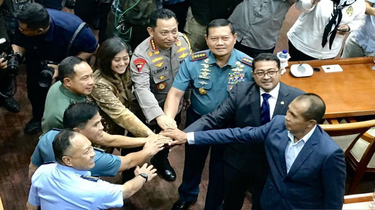 Kepala Staf TNI Angkatan Darat (Kasad) Jenderal TNI Agus Subiyanto (tiga kiri) berjabat tangan bersama Panglima TNI Laksamana TNI Yudo Margono, Kapolri Jenderal Pol. Listyo Sigit Prabowo, Kepala Staf TNI Angkatan Laut Laksamana TNI Muhammad Ali, Kepala Staf TNI Angkatan Udara Marsekal TNI Fadjar Prasetyo, dan Ketua Komisi I DPR RI Meutya Hafid sebelum uji kepatutan dan kelayakan calon Panglima TNI di Komisi I DPR RI, Jakarta, Senin (13/11/2023). ANTARA/Genta Tenri Mawangi