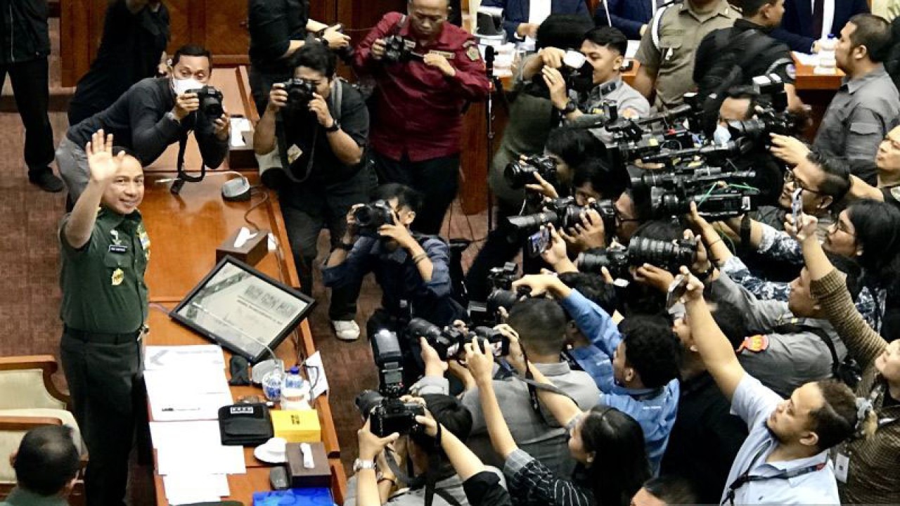 Kasad Jenderal TNI Agus Subiyanto (kiri) menyapa wartawan sebelum uji kepatutan dan kelayakan calon panglima TNI di Komisi I DPR RI, Jakarta, Senin (13/11/2023). (ANTARA/Genta Tenri Mawangi)