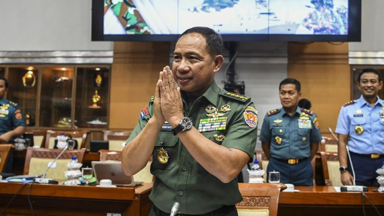 Kepala Staf Angkatan Darat (Kasad) Jenderal TNI Agus Subiyanto bersiap mengikuti uji kelayakan dan kepatutan (fit and proper test) calon Panglima TNI di ruang Komisi I DPR, Kompleks Parlemen, Senayan, Senin (13/11/2023). ANTARA FOTO/Galih Pradipta/YU/aa. (ANTARA FOTO/GALIH PRADIPTA)