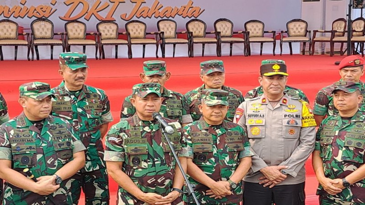 Kepala Staf Angkatan Darat (KSAD) Jenderal TNI Agus Subiyanto (depan) dalam apel gelar pasukan pengaman Pemilu dan Deklarasi Pemilu Damai 2024 di Monas, Jakarta Pusat, Rabu (8/11/2023). ANTARA/Ilham Kausar