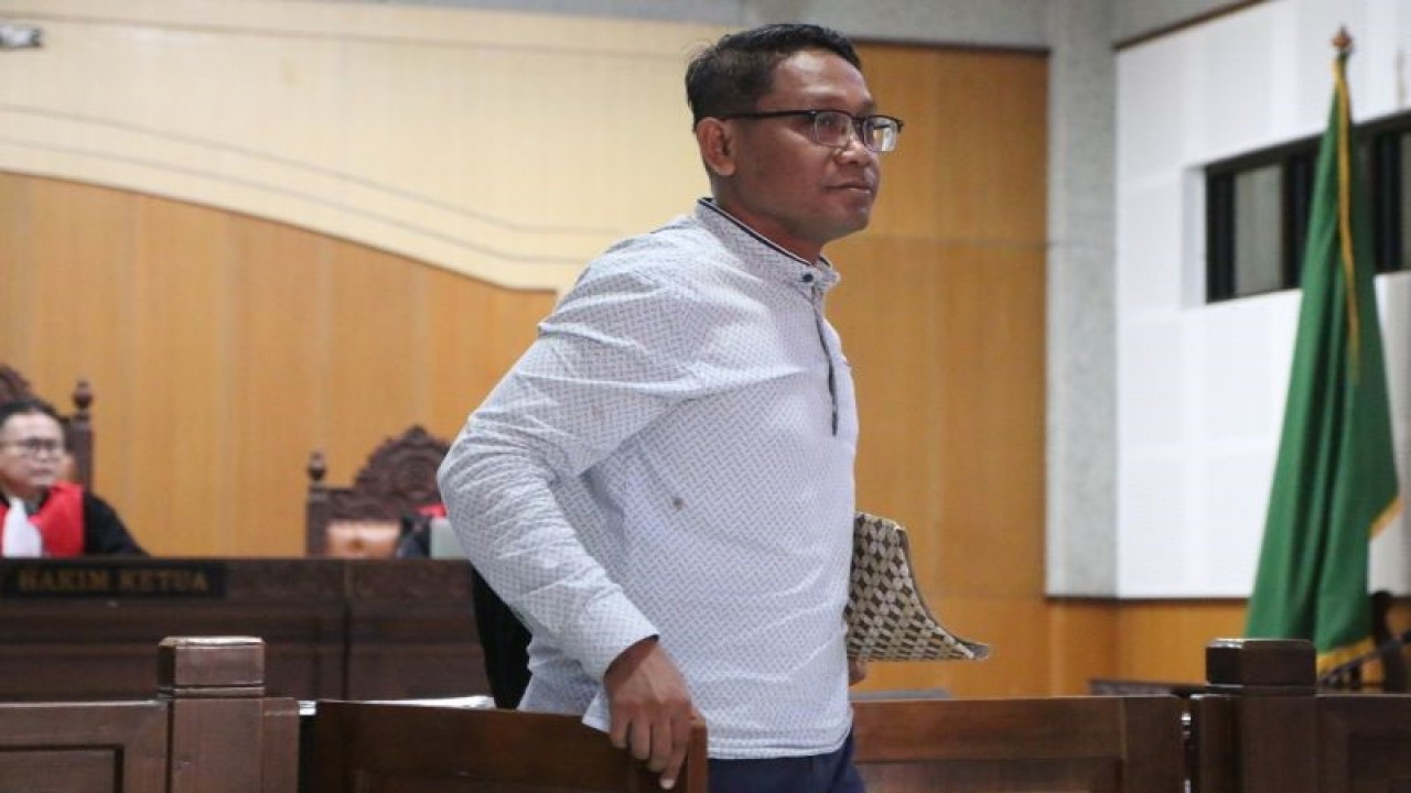 Ahli pidana dari Universitas Samawa Dr. Lahmuddin Zuhri membuka pintu pembatas ruang sidang usai memberikan pendapat hukum dalam perkara gratifikasi pada RSUD Sumbawa dengan terdakwa dr. Dede Hasan Basri di Pengadilan Tipikor pada Pengadilan Negeri Mataram, Rabu (1/11/2023). (ANTARA/Dhimas B.P.)
