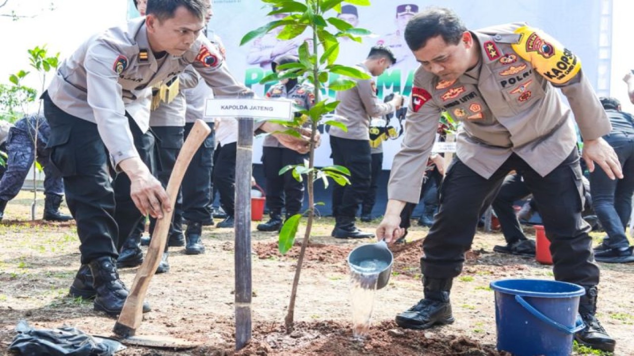 Kapolfa Jateng irjen Pol Ahmad Luthfi dalam penanaman pohon di Markas K-9 Direktorat Samapta Polda Jateng di Semarang, Rabu (15/11/2023). (ANTARA/HO-Humas Polda Jateng)