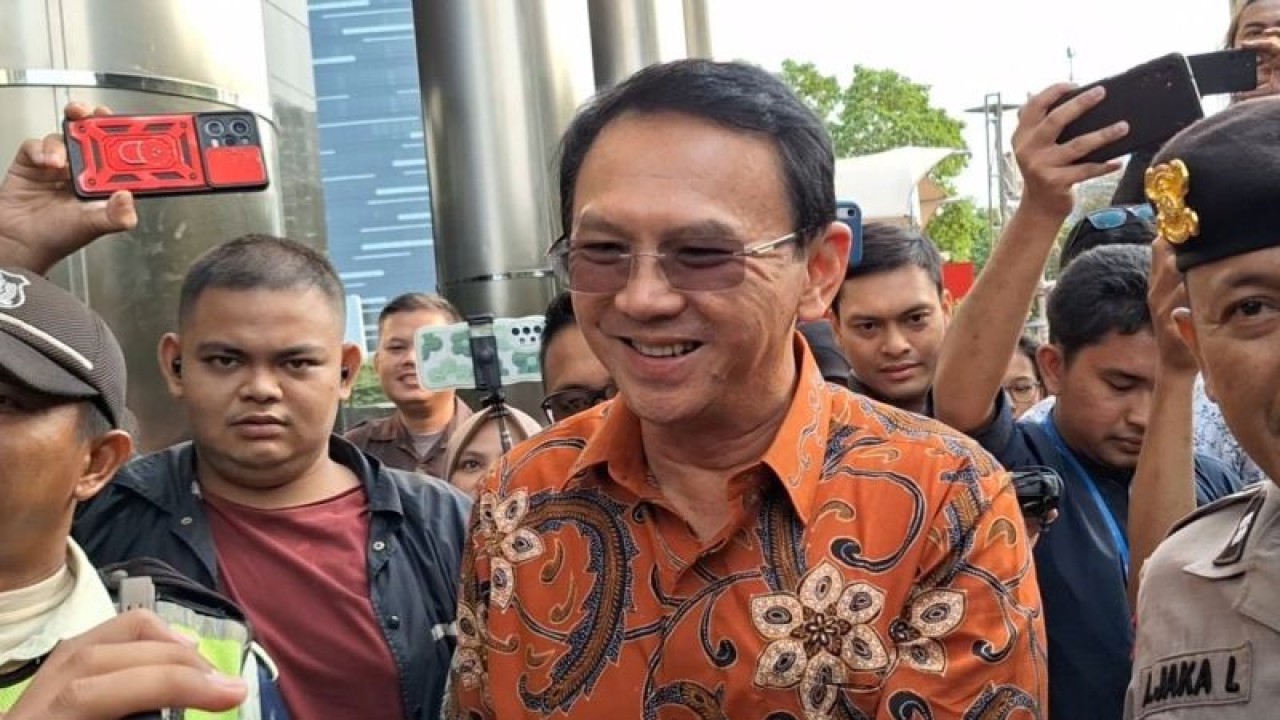 Komisaris Utama PT Pertamina (Persero) berikan keterangan kepada wartawan usai diperiksa KPK di Gedung Merah Putih KPK, Jakarta Selatan, Selasa (7/11/2023). ANTARA/Fianda Sjofjan Rassat