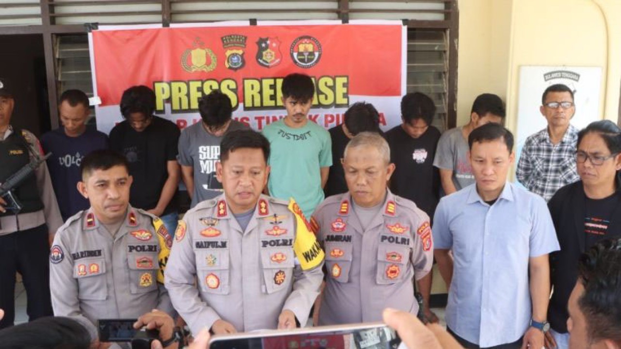 Wakil Kepala Porlesta Kendari AKBP Saiful Mustofa saat memimpin konferensi pers di Mapolsek Poasia. (Antara/La Ode Muh Deden Saputra)