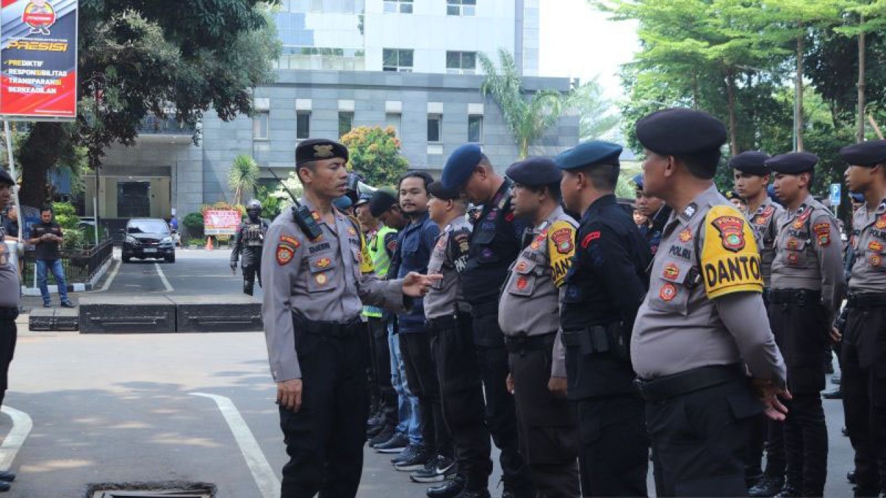 Kasi 2 Subdit Dalmas Ditsamapta Polda Metro Jaya AKP Hairun saat memimpin apel pagi dalam rangka patroli skala besar di depan Gedung Ditreskrimsus Polda Metro Jaya, Sabtu (18/11/2033). ANTARA/ HO-Polda Metro Jaya