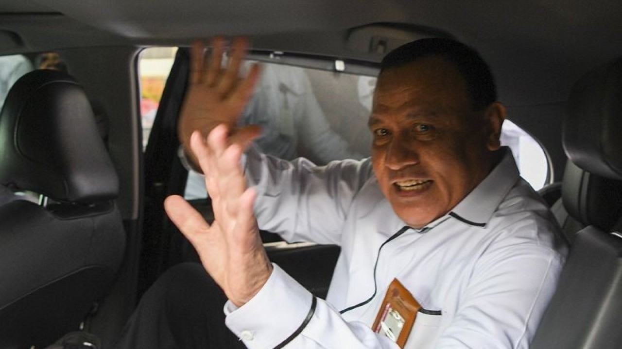 Ketua KPK Firli Bahuri memasuki mobilnya usai memenuhi panggilan Dewan Pengawas (Dewas) KPK di Gedung Pusat Edukasi Antikorupsi KPK (ACLC), Jakarta, Senin (20/11/2023). Dewas KPK memanggil Firli Bahuri untuk mengklarifikasi terkait pertemuannya dengan tersangka dugaan korupsi Syahrul Yasin Limpo (SYL) saat masih menjabat menteri pertanian. ANTARA FOTO/M Risyal Hidayat/Spt.