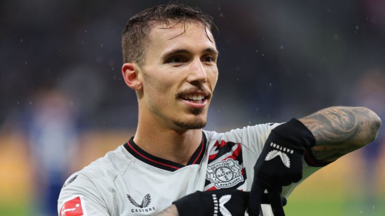 Arsip - Gelandang Bayer Leverkusen Alejandro Grimaldo merayakan gol yang dicetaknya saat melawan 1899 Hoffenheim, pada pertandingan Liga Jerman yang dimainkan di Sinsheim, 4 November 2023. (ANTARA/AFP/Daniel ROLAND)