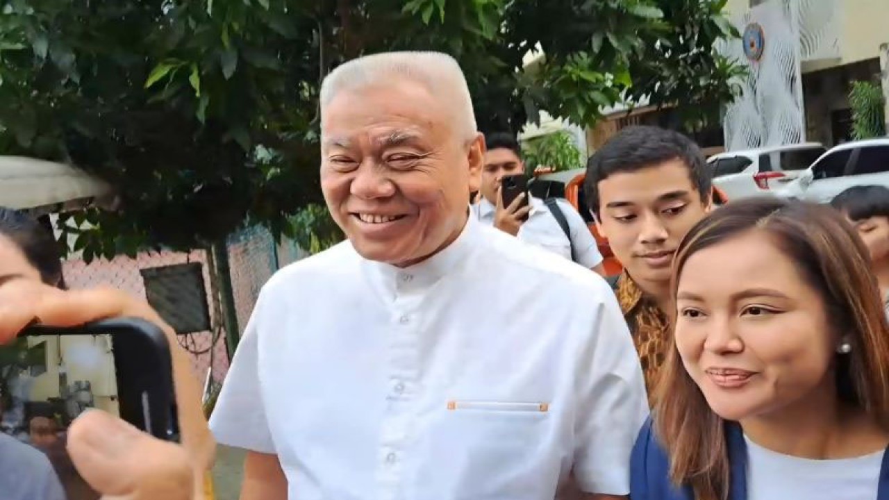 Tirta Juwana Darmadji (Alex Tirta) menggunakan baju putih mendatangi Polda Metro Jaya untuk menjalani pemeriksaan, Jumat (3/11/2023). ANTARA/Ilham Kausar