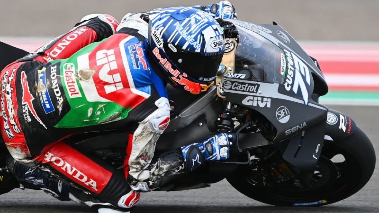 Arsip -Pembalap LCR Honda Alex Marquez memacu kecepatan sepeda motornya pada hari terakhir tes pramusim MotoGP 2022 di Pertamina Mandalika International Street Circuit, Lombok Tengah, NTB, Minggu (13/2/2022). ANTARA FOTO/Andika Wahyu/foc. (ANTARA/ANDIKA WAHYU)