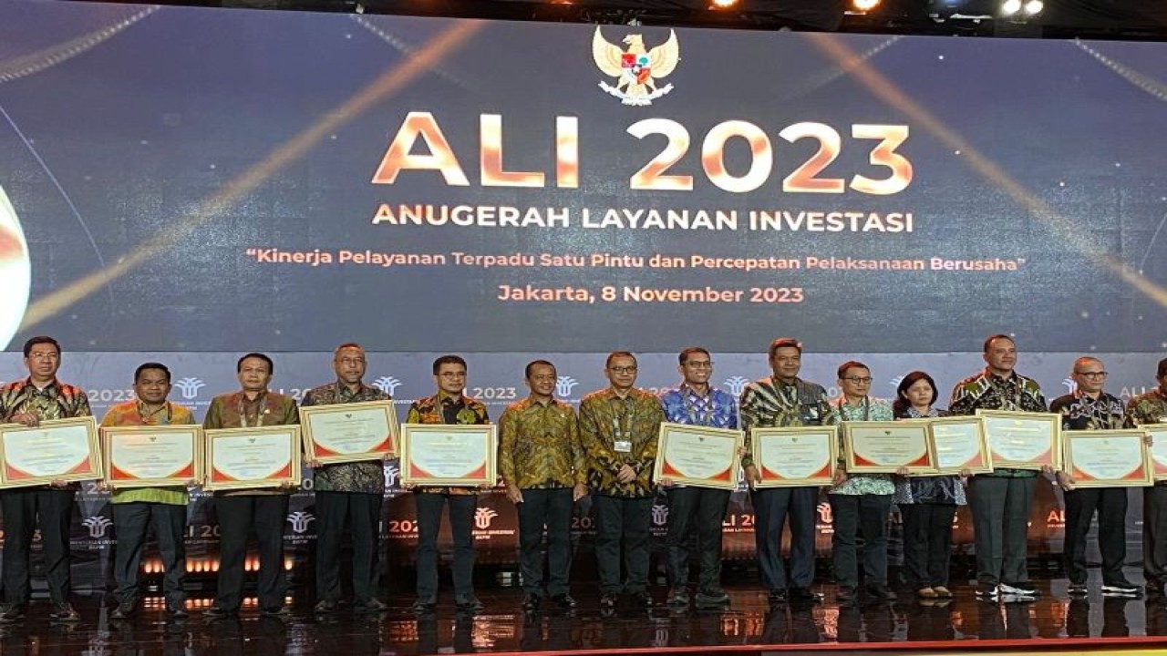 Menteri Investasi/Kepala BKPM Bahlil Lahadalia (keenam kiri) dalam Anugerah Layanan Investasi (ALI) 2023 di Jakarta, Rabu (8/11/2023). (ANTARA/Ade Irma Junida)