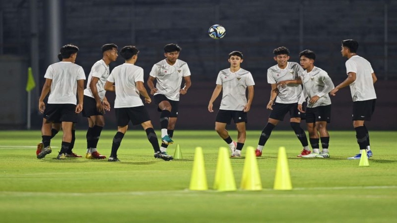 Amar Brkic (tengah) saat mengikuti sesi latihan resmi bersama para punggawa Tim Nasional Indonesia U-17 di Stadion Gelora 10 November, Tambaksari, Surabaya, Kamis (9/11/2023). (ANTARA FOTO/Aditya Pradana Putra.)
