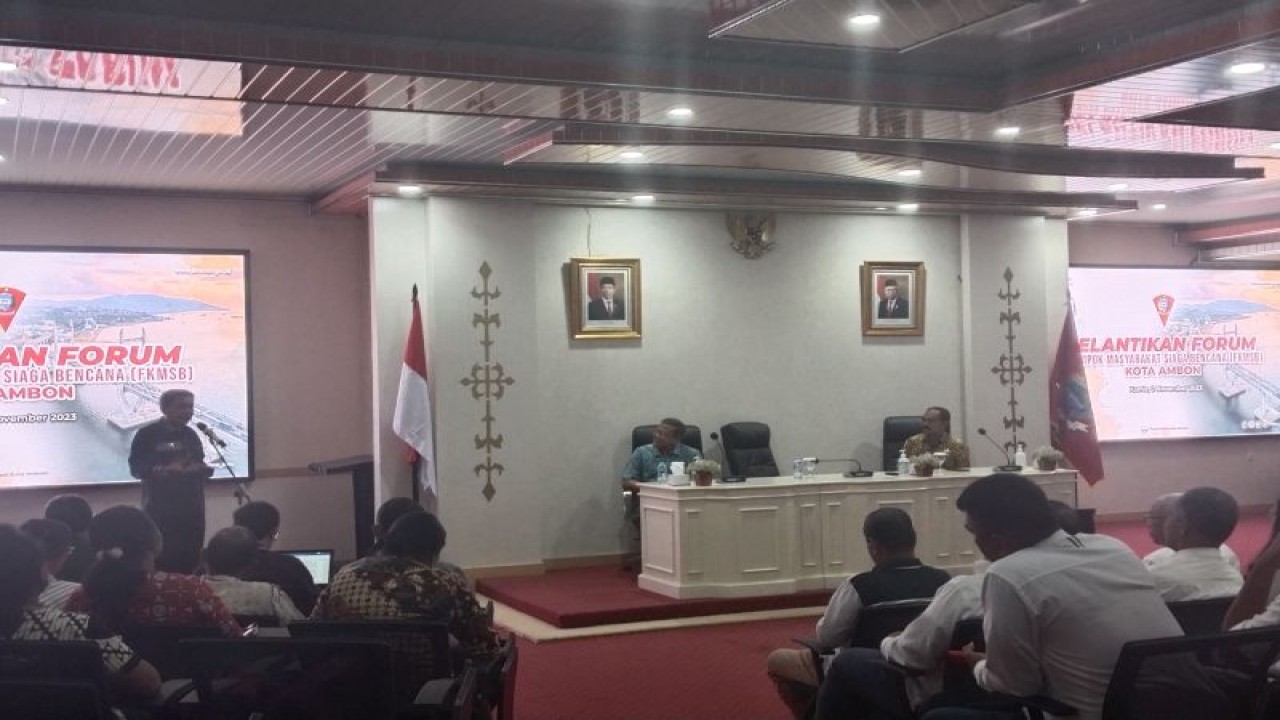Penjabat Wali Kota Ambon, Bodewin Wattimena saat kegiatan pembentukan Forum kelompok masyarakat siaga bencana di Kota Ambon, Kamis (2/11). ANTARA/ Penina F Mayaut.