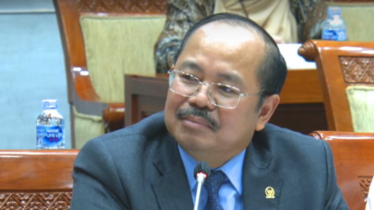 Tangkapan layar - Ketua Komisi Yudisial (KY) Amzulian Rifa dalam rapat dengar pendapat Komisi III DPR dengan KY di Komplek Parlemen, Senayan, Jakarta, sebagaimana dipantau melalui kanal YouTube TVR Parlemen, Senin (20/11/2023). (ANTARA/Melalusa Susthira K.)