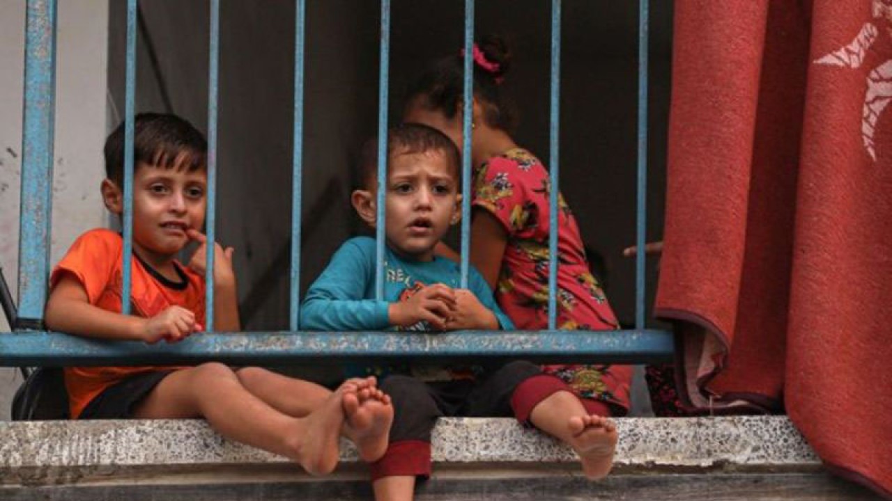 Arsip foto - Anak-anak pengungsi terlihat di dalam sekolah yang berafiliasi dengan UNRWA, di selatan Jalur Gaza pada 23 Oktober 2023. ANTARA/Xinhua/Rizek Abdeljawad/pri. (ANTARA/Xinhua/Rizek Abdeljawad) (ANTARA/Xinhua/Rizek Abdeljawad)