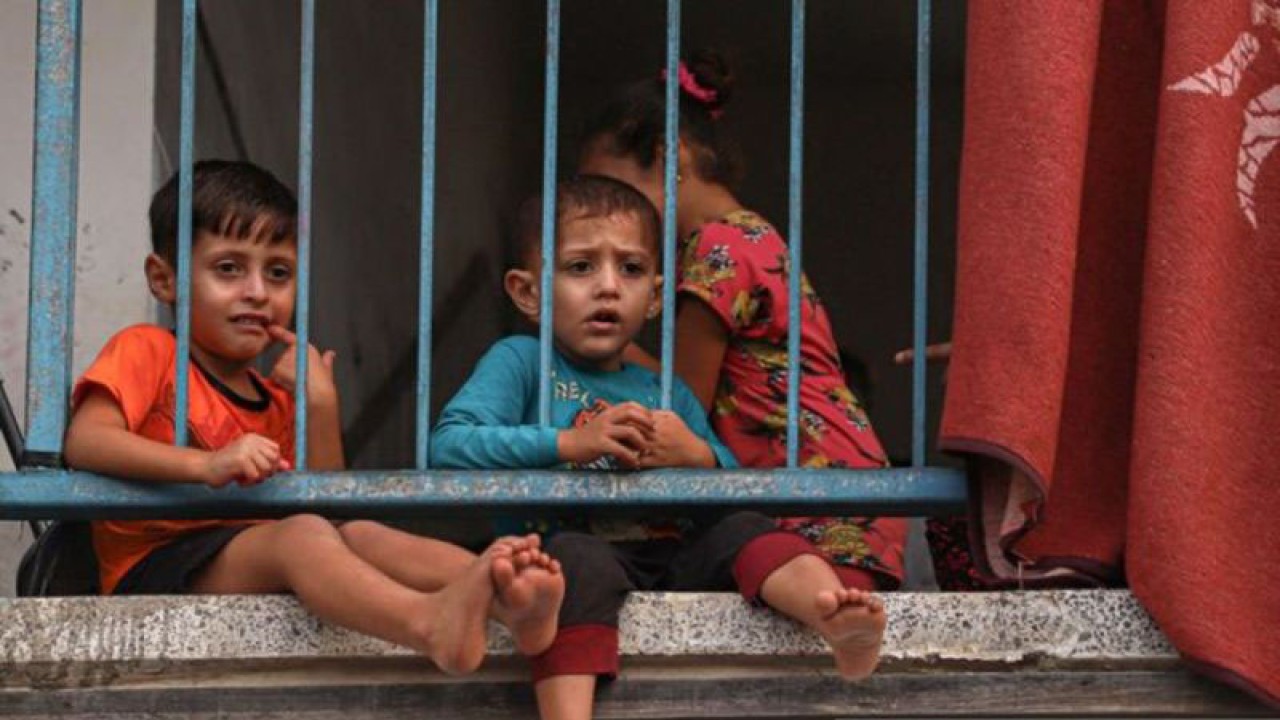 Arsip foto - Anak-anak pengungsi terlihat di dalam sekolah yang berafiliasi dengan UNRWA, di selatan Jalur Gaza pada 23 Oktober 2023. ANTARA/Xinhua/Rizek Abdeljawad/pri. (ANTARA/Xinhua/Rizek Abdeljawad) (ANTARA/Xinhua/Rizek Abdeljawad)