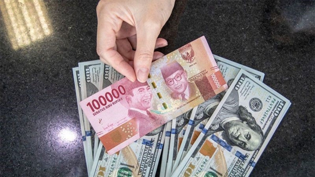Petugas menunjukan uang pecahan Rupiah dan dolar AS di gerai penukaran mata uang asing VIP (Valuta Inti Prima) Money Changer, Jakarta, Selasa (4/10/2022). ANTARA FOTO/Muhammad Adimaja/aww.
