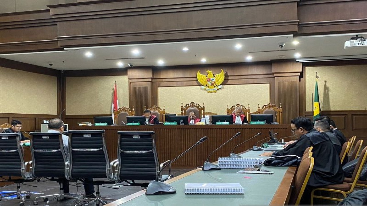 Mantan Direktur Utama Badan Aksesibilitas Telekomunikasi dan Informasi (BAKTI) Kementerian Komunikasi dan Informatika Anang Achmad Latif menjalani sidang dengan agenda nota pembelaan (pleidoi) di Pengadilan Tindak Pidana Korupsi pada Pengadilan Negeri Jakarta Pusat, Rabu (1/11/2023). ANTARA/Fath Putra Mulya