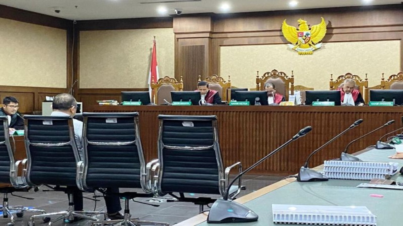 Mantan Direktur Utama Badan Aksesibilitas Telekomunikasi dan Informasi (BAKTI) Kementerian Komunikasi dan Informatika Anang Achmad Latif menjalani sidang dengan agenda nota pembelaan (pleidoi) di Pengadilan Tindak Pidana Korupsi pada Pengadilan Negeri Jakarta Pusat, Rabu (1/11/2023). ANTARA/Fath Putra Mulya