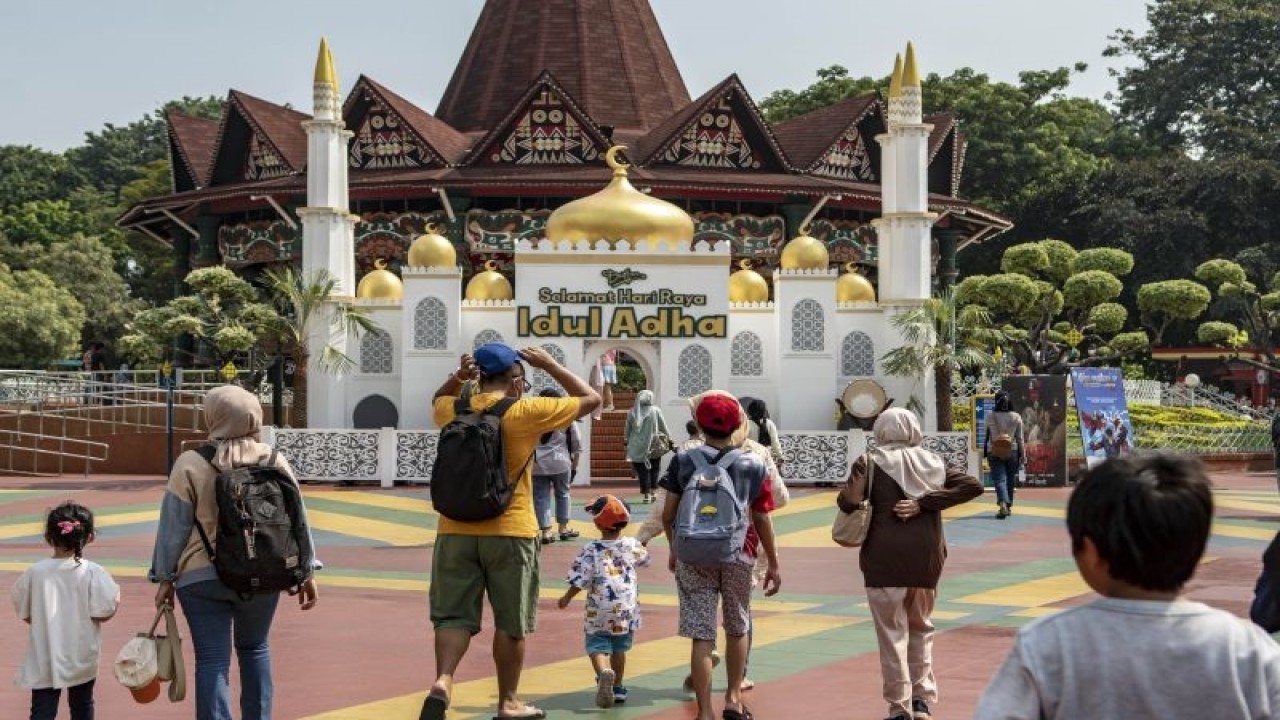 Pengunjung memasuki kawasan Dunia Fantasi (Dufan), Taman Impian Jaya Ancol, Jakarta, Jumat (30/6/2023). ANTARA FOTO/Muhammad Adimaja/rwa.