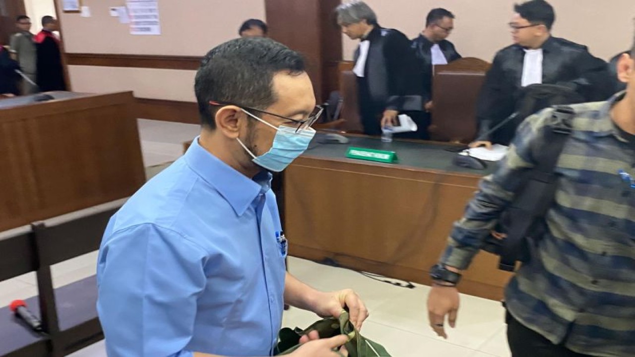 Mantan Kepala Kantor Bea dan Cukai Makassar Andhi Pramono berjalan ke luar ruang sidang usai mendengar dakwaan jaksa penuntut umum di Pengadilan Tindak Pidana Korupsi Jakarta, Rabu (22/11/2023). (ANTARA/Fath Putra Mulya)
