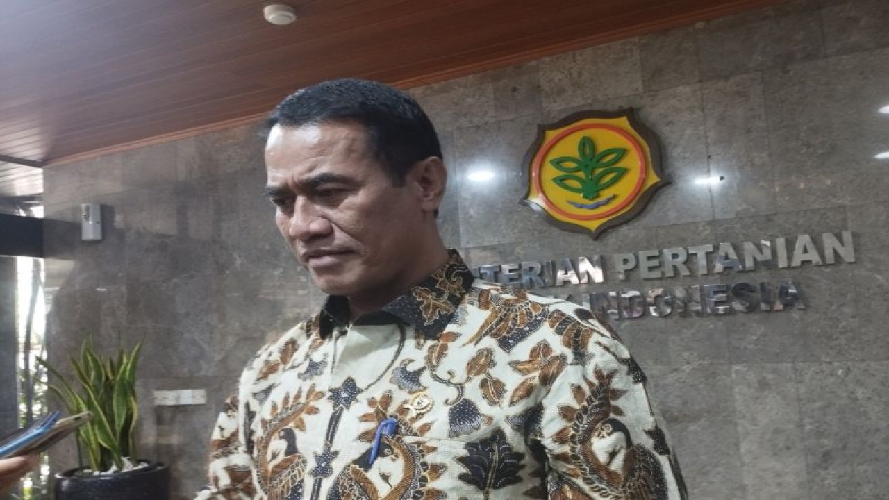 Menteri Pertanian Andi Amran Sulaiman usai menghadiri rapat pimpinan (rapim) di kantor Kementerian Pertanian, Jakarta, Jumat (27/10/2023). (ANTARA/Rizka Khaerunnisa)