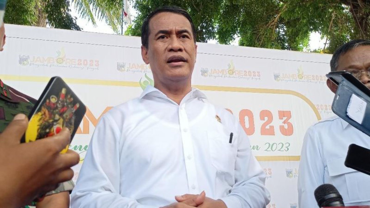 Menteri Pertanian, Andi Amran Sulaiman memberikan keterangan kepada sejumlah pewarta usai membuka kegiatan Jambore Penyuluh Pertanian Nasional 2023 di Kabupaten Sigi, Provinsi Sulawesi Tengah, Senin (6/11/2023). ANTARA/Moh Ridwan