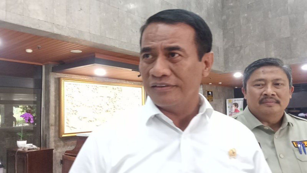Menteri Pertanian Andi Amran Sulaiman saat ditemui di Kantor Pusat Kementerian Pertanian, Jakarta pada Senin (20/11/2023). (ANTARA/Farhan Arda Nugraha)
