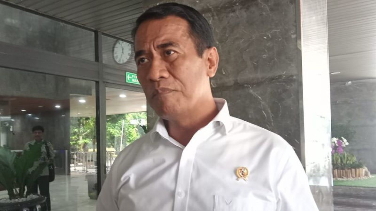 Menteri Pertanian Andi Amran Sulaiman memberikan keterangan kepada wartawan saat ditemui di Kantor Pusat Kementerian Pertanian, Jakarta pada Senin (20/11/2023). ANTARA/Farhan Arda Nugraha.