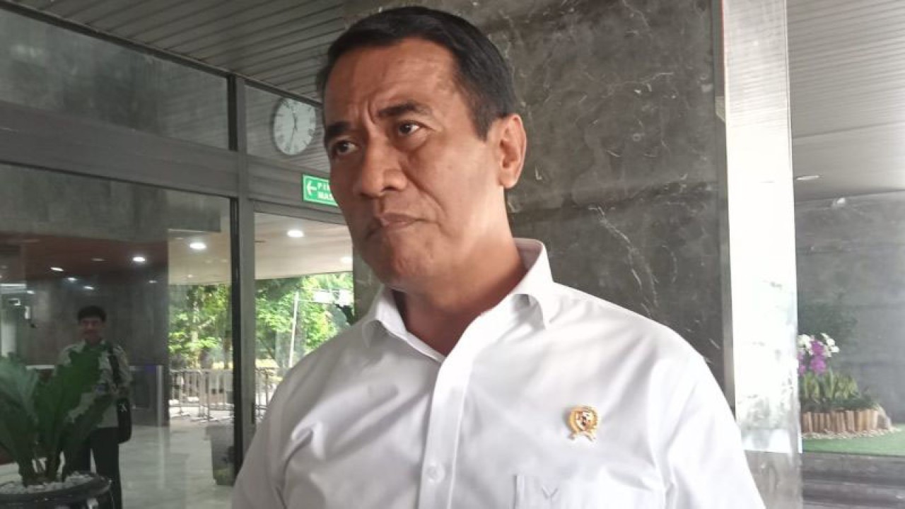 Menteri Pertanian Andi Amran Sulaiman memberikan keterangan kepada wartawan saat ditemui di Kantor Pusat Kementerian Pertanian, Jakarta pada Senin (20/11/2023). (ANTARA/Farhan Arda Nugraha)