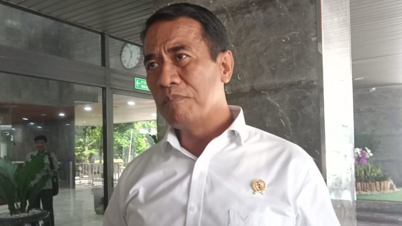 Menteri Pertanian Andi Amran Sulaiman memberikan keterangan kepada wartawan saat ditemui di Kantor Pusat Kementerian Pertanian, Jakarta pada Senin (20/11/2023). (ANTARA/Farhan Arda Nugraha)