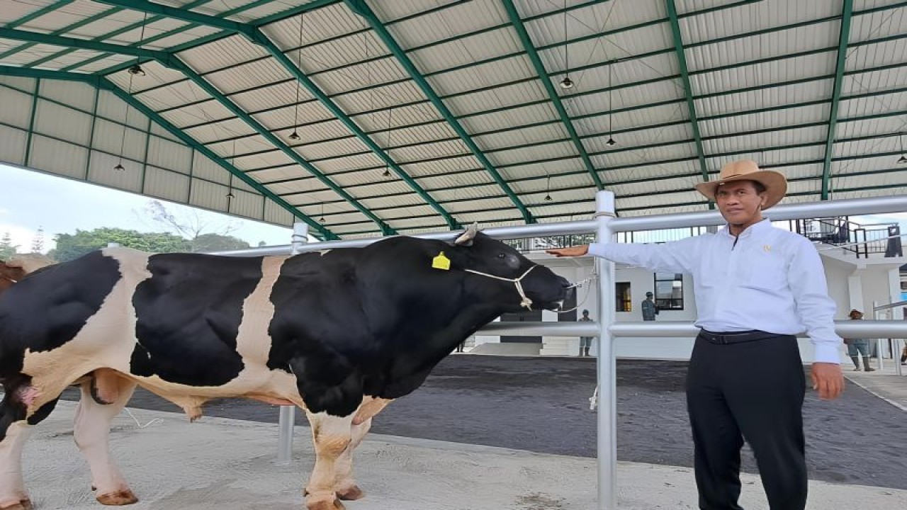 Menteri Pertanian (Mentan) Andi Amran Sulaiman mendorong peningkatan produktivitas semen beku ternak untuk meningkatkan populasi ternak Indonesia. (ANTARA/HO-Kementerian Pertanian)