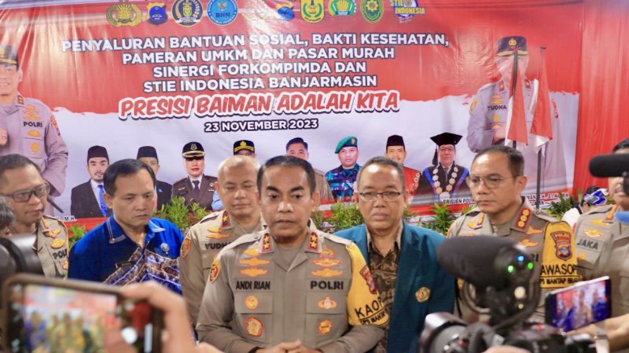 Kapolda Kalsel Irjen Pol Andi Rian Djajadi (tengah) didampingi Kapolresta Banjarmasin Kombes Pol Sabana Atmojo (kiri) memberikan keterangan di Banjarmasin, Kalimantan Selatan, Kamis (23/11/2023). (ANTARA/Tumpal Andani Aritonang)
