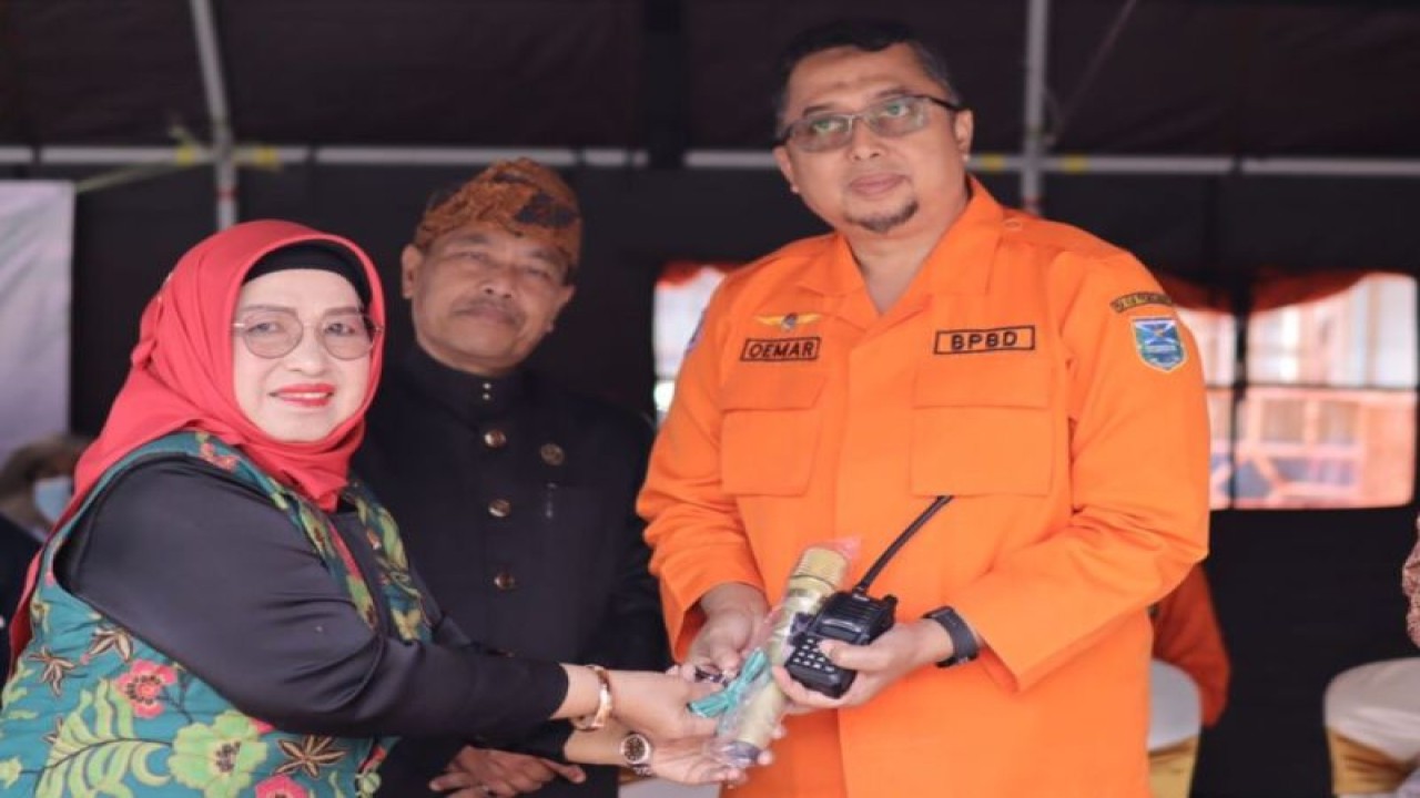 Anggota Komisi VIII DPR RI Anisa Syakur menyerahkan secara simbolis berupa alat komunikasi radio kepada Kepala Pelaksana BPBD Kabupaten Probolinggo Oemar Sjarief di Kecamatan Sukapura, Kabupaten Probolinggo, Kamis (2/11/2023). (ANTARA/HO-Diskominfo Kabupaten Probolinggo)