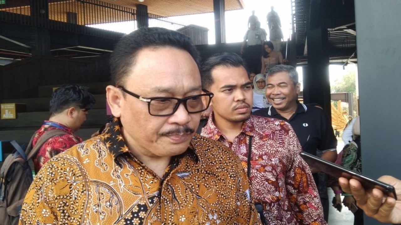 Kepala ANRI Imam Gunarto diwawancarai wartawan di sela agenda sistem pemerintahan berbasis elektronik Kementerian Pendayagunaan Aparatur Negara dan Reformasi Birokrasi (Kementerian PANRB) di Denpasar, Jumat (17/11/2023) ANTARA/Dewa Ketut Sudiarta Wiguna