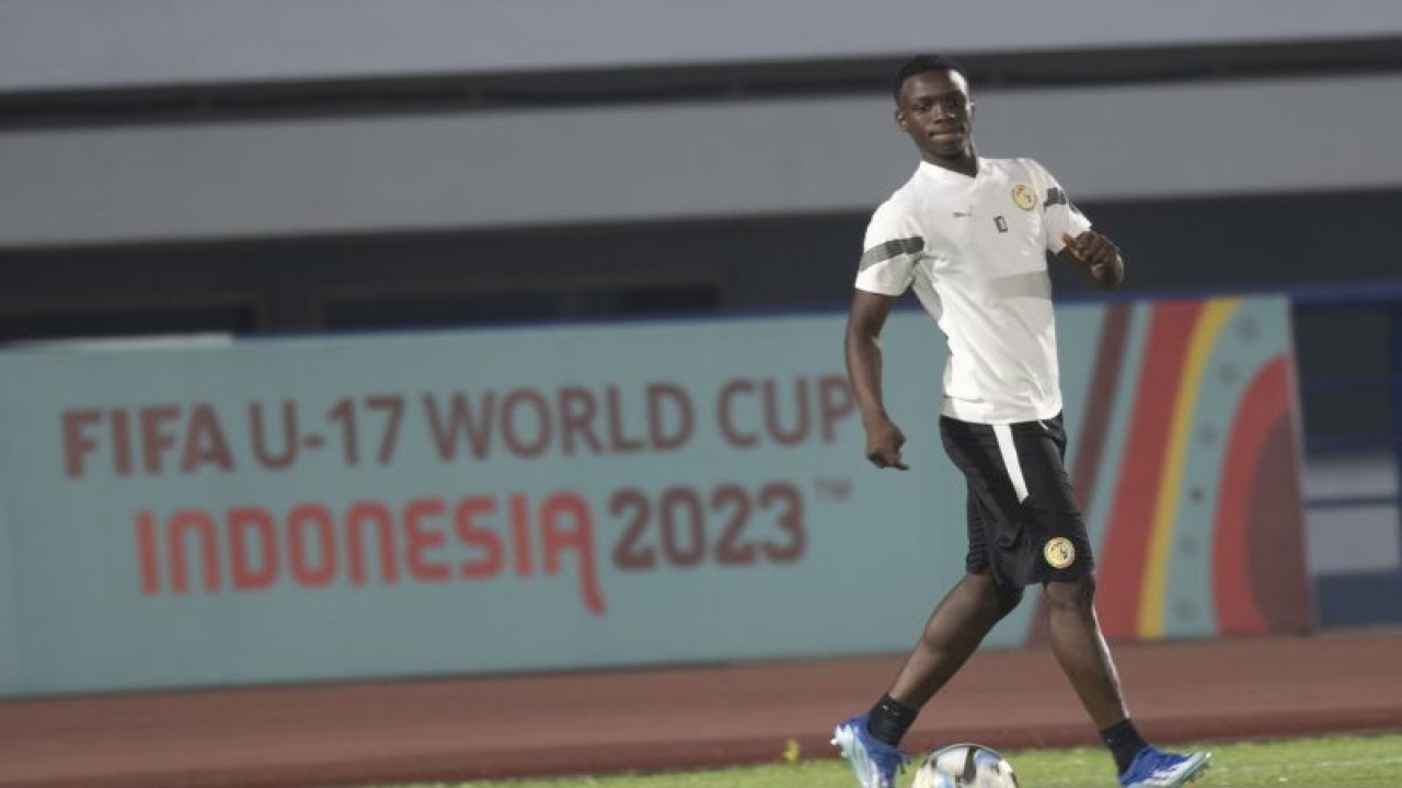 Pesepak bola Timnas Senegal U-17 Amara Diouf mengikuti latihan resmi bersama rekan-rekannya menjelang laga fase Grup D Piala Dunia U-17 2023 di Stadion Arcamanik, Bandung, Jawa Barat, Jumat (10/11/2023). Timnas Senegal U-17 akan bertanding melawan Argentina di Stadion Si Jalak Harupat pada Sabtu (11/11/2023). ANTARA FOTO/Wahyu Putro A/aww. (ANTARA FOTO/WAHYU PUTRO A)