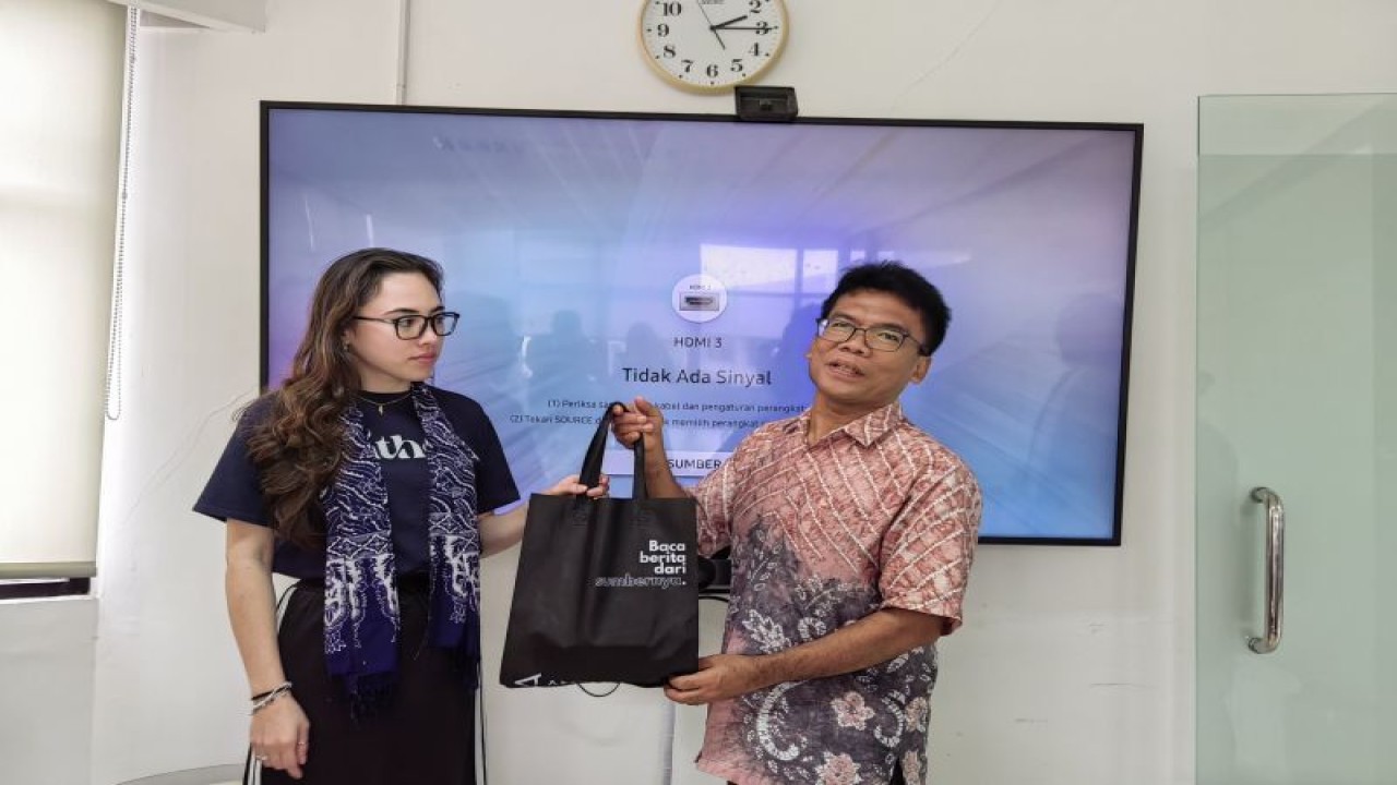 Kepala Redaksi Desk Kesejahteraan Masyarakat LKBN Antara Santoso (kanan) memberikan cinderamata kepada Co-founder dan CEO Antheia Project Ruhani Nitiyudo (kiri) yang berkunjung di Wisma Antara B, Jakarta, Selasa (14/11/2023). (ANTARA/Sugiharto Purnama)